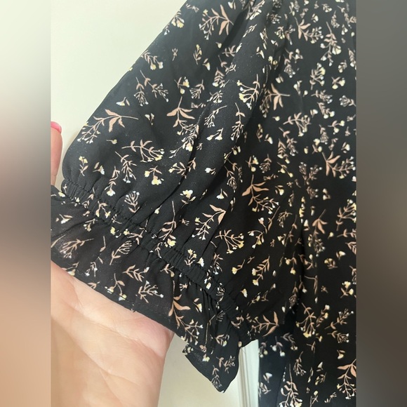 Everleigh Black Floral Short Ruffle Sleeve Women’s size medium - Picture 7 of 13